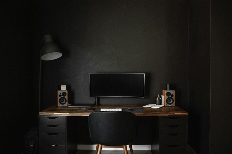 Σκούρο επαγγελματικό setup υπολογιστή